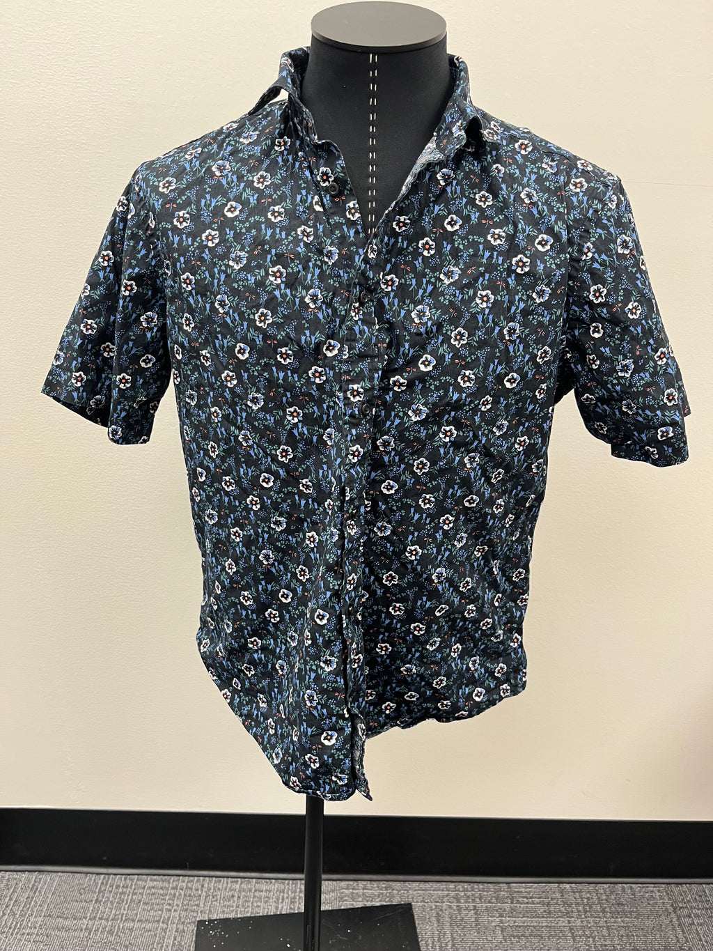 Used Men’s Blue Floral Button Up Shirt