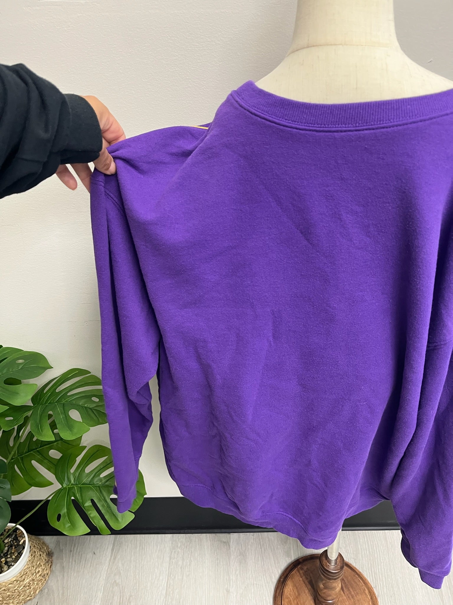 Used Unisex Children’s Purple Lakers Sweater