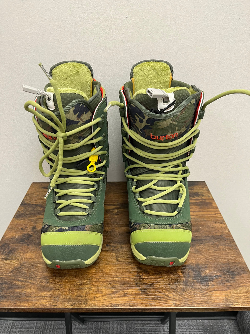 Used Women’s Green Snow boots