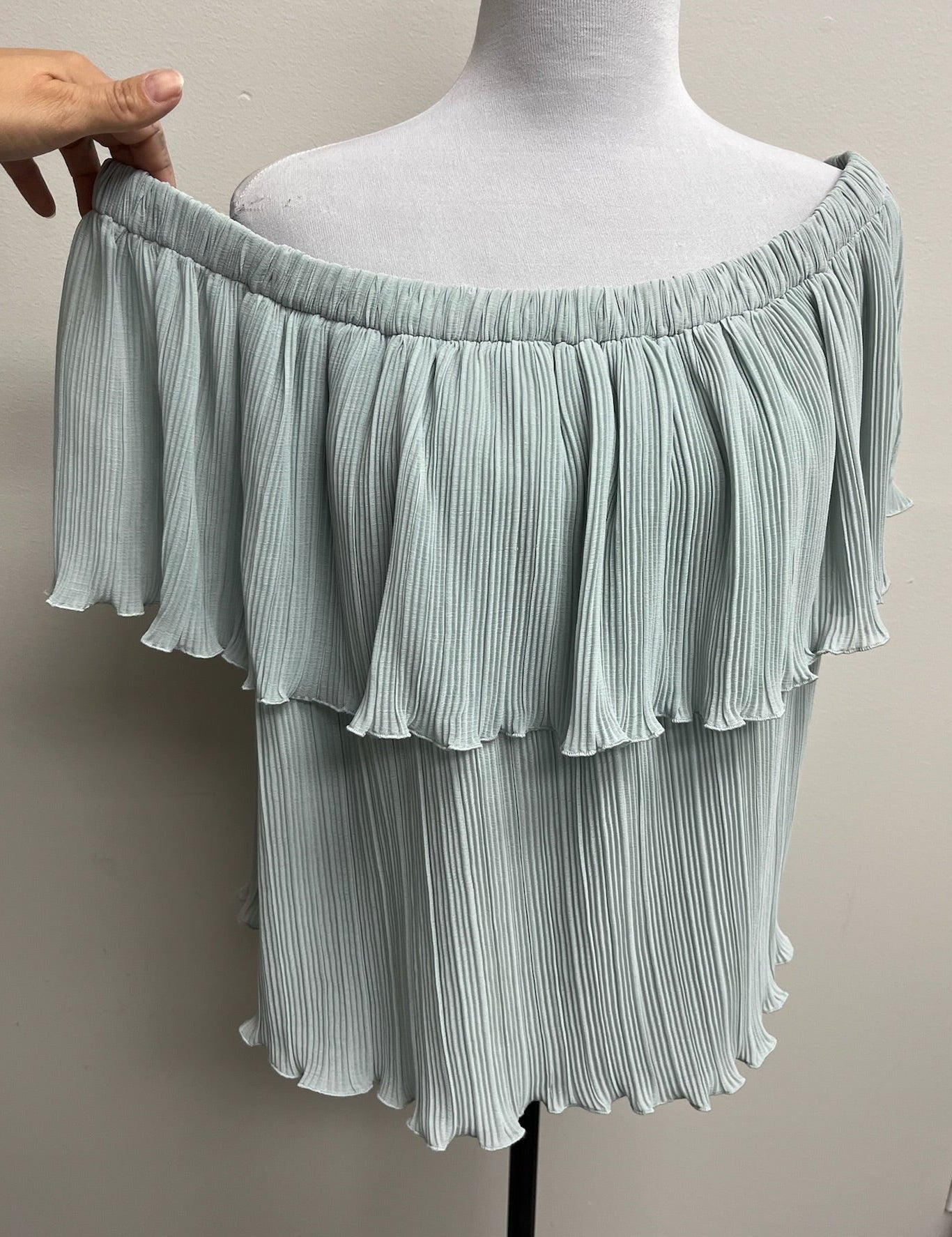 Used Women’s Off The Shoulder Top