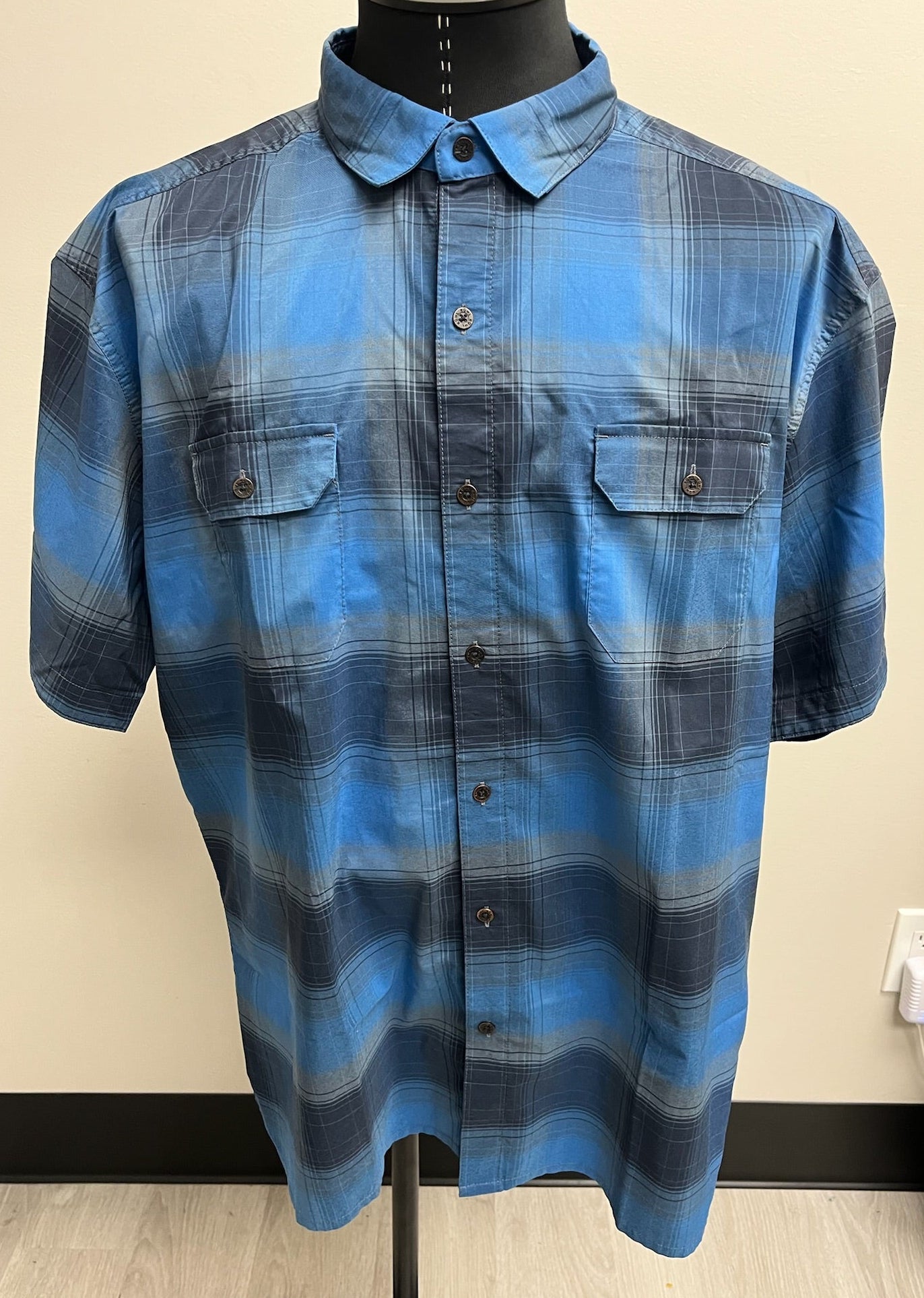 Used Men’s Blue Flannel Button Up Shirt