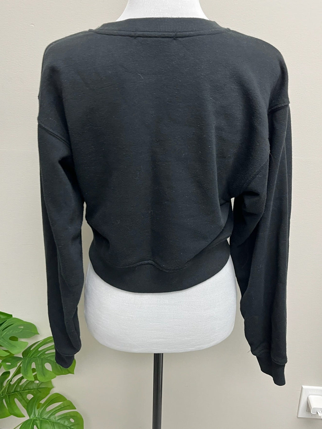 Used Women’s Black Crop Sweater