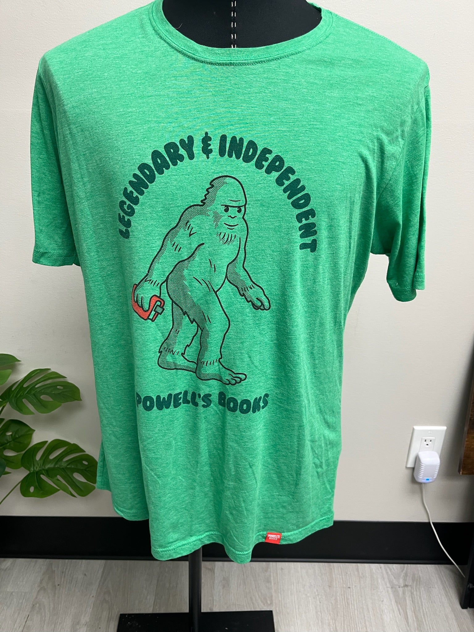 Used Men’s Green Shirt
