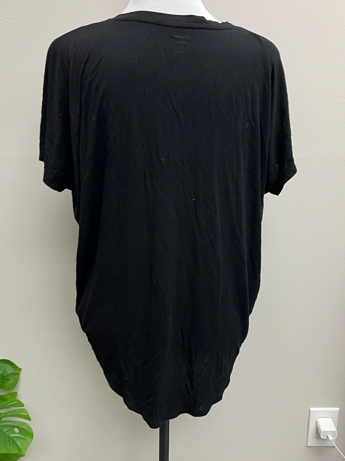 Used Women’s Black Shirt