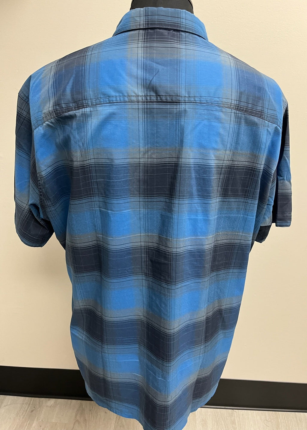Used Men’s Blue Flannel Button Up Shirt