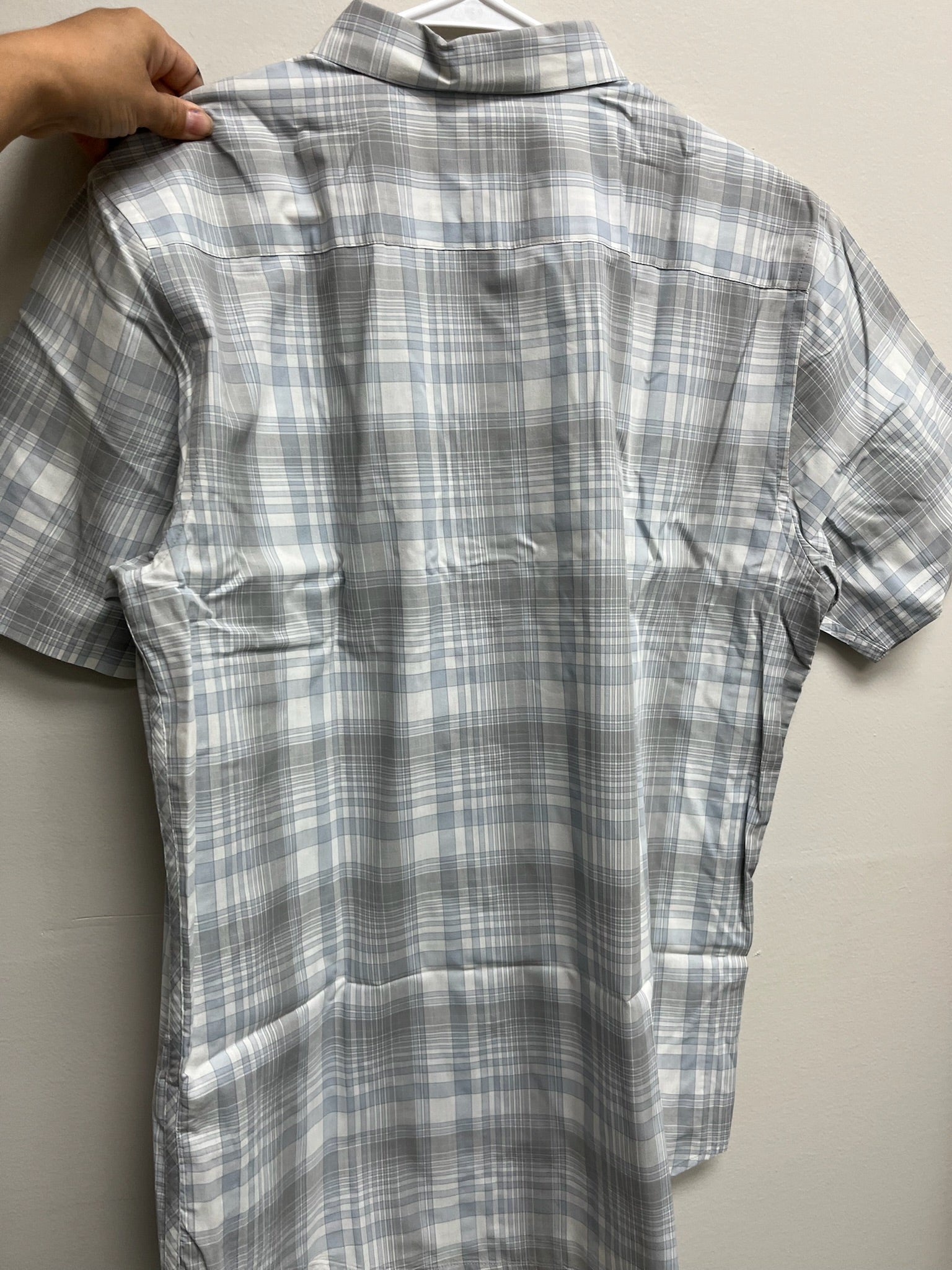 Used Men’s Grey Checkered Short Sleeve Button Up Shirt
