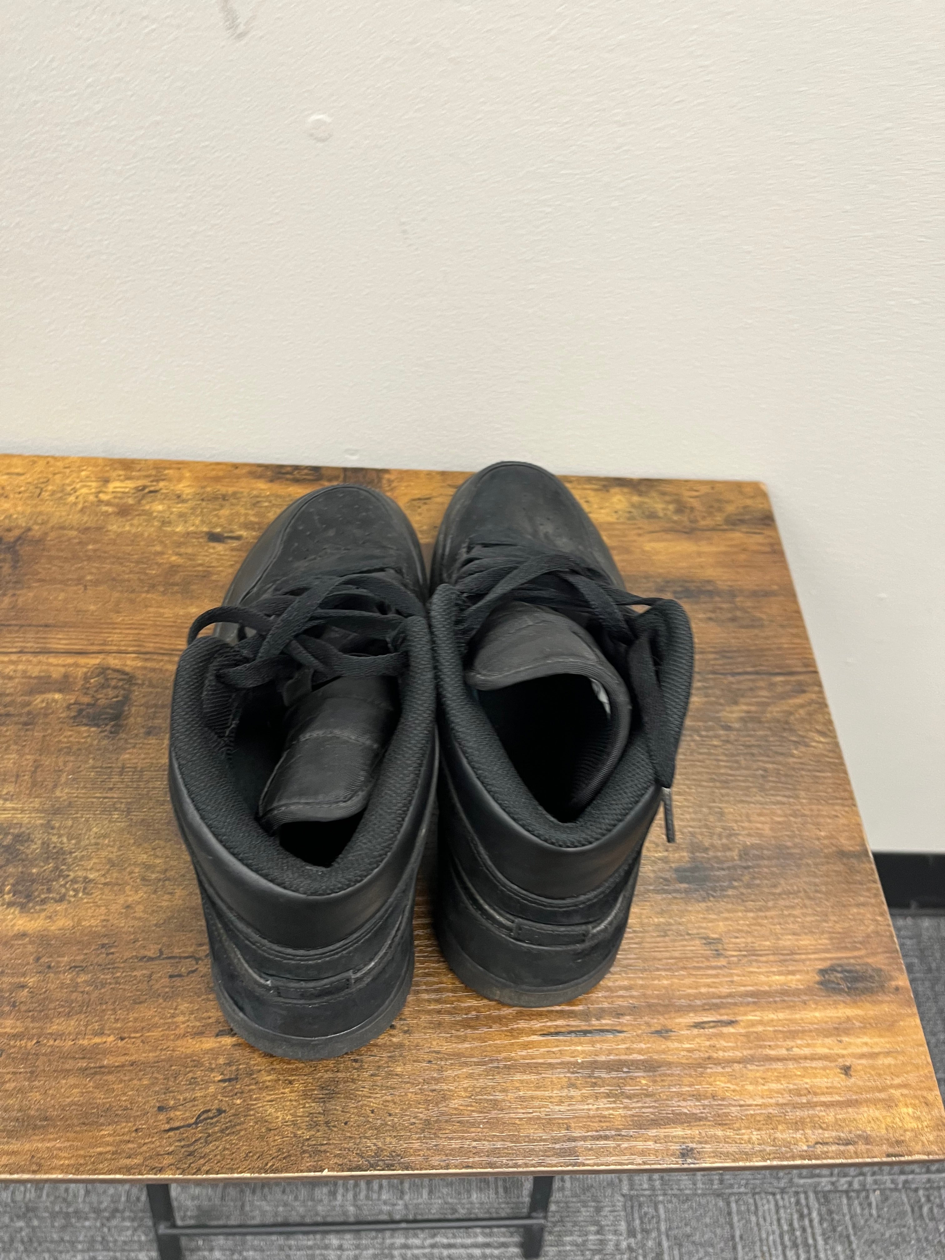 Used Men’s Black Sneakers