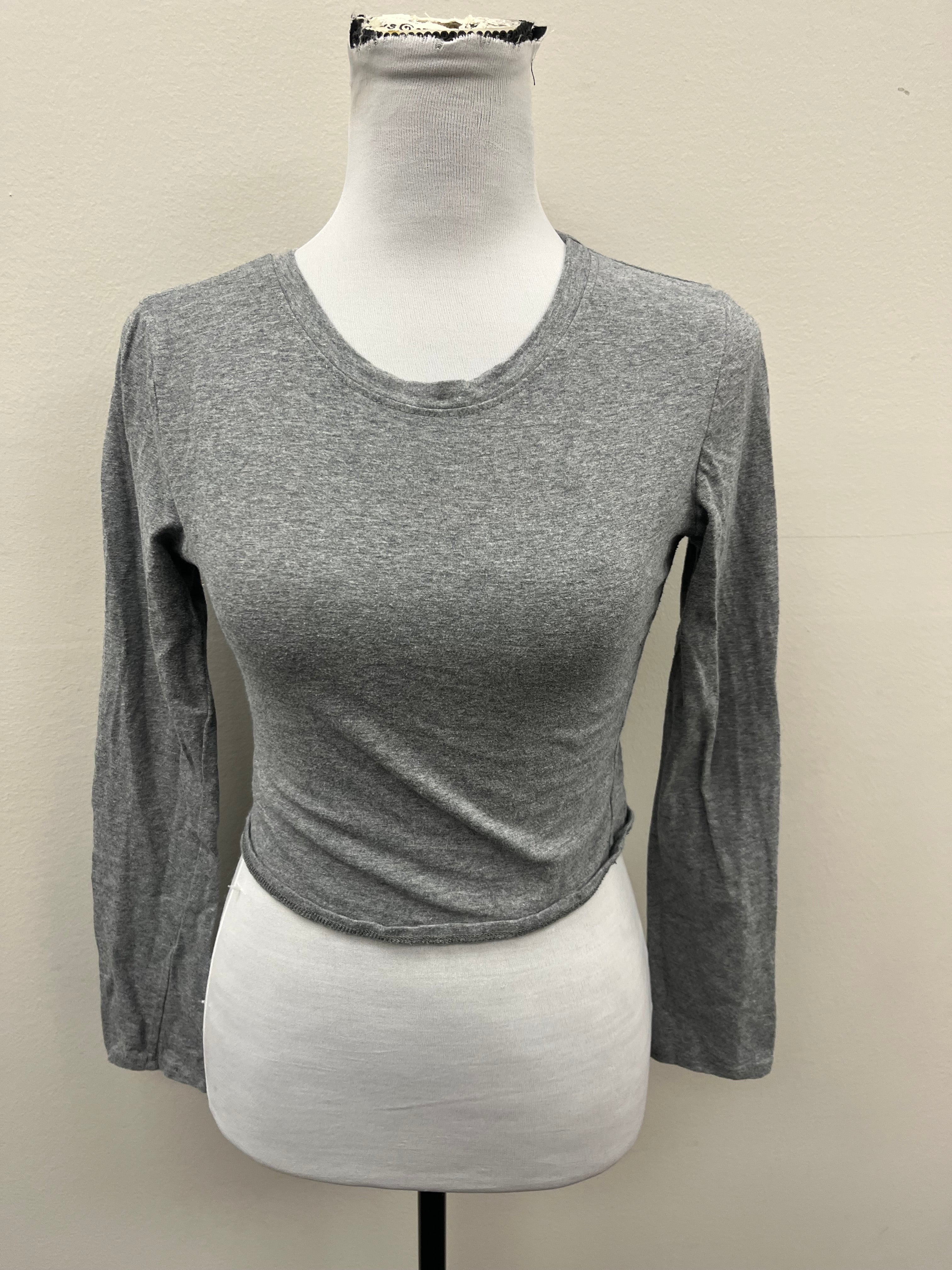 Used Women’s Grey Long Sleeve crop top