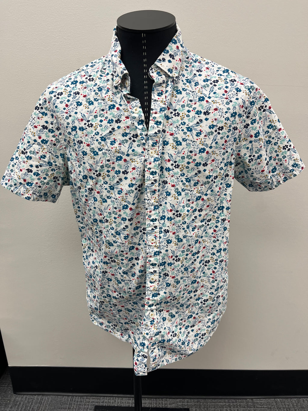 Used Men’s Floral Button up Shirt