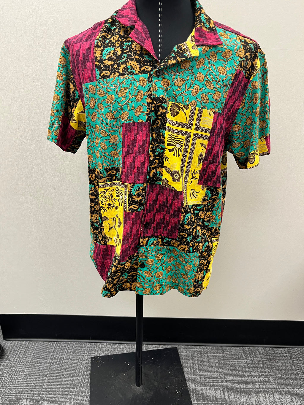Used Men’s Colorful button up shirt