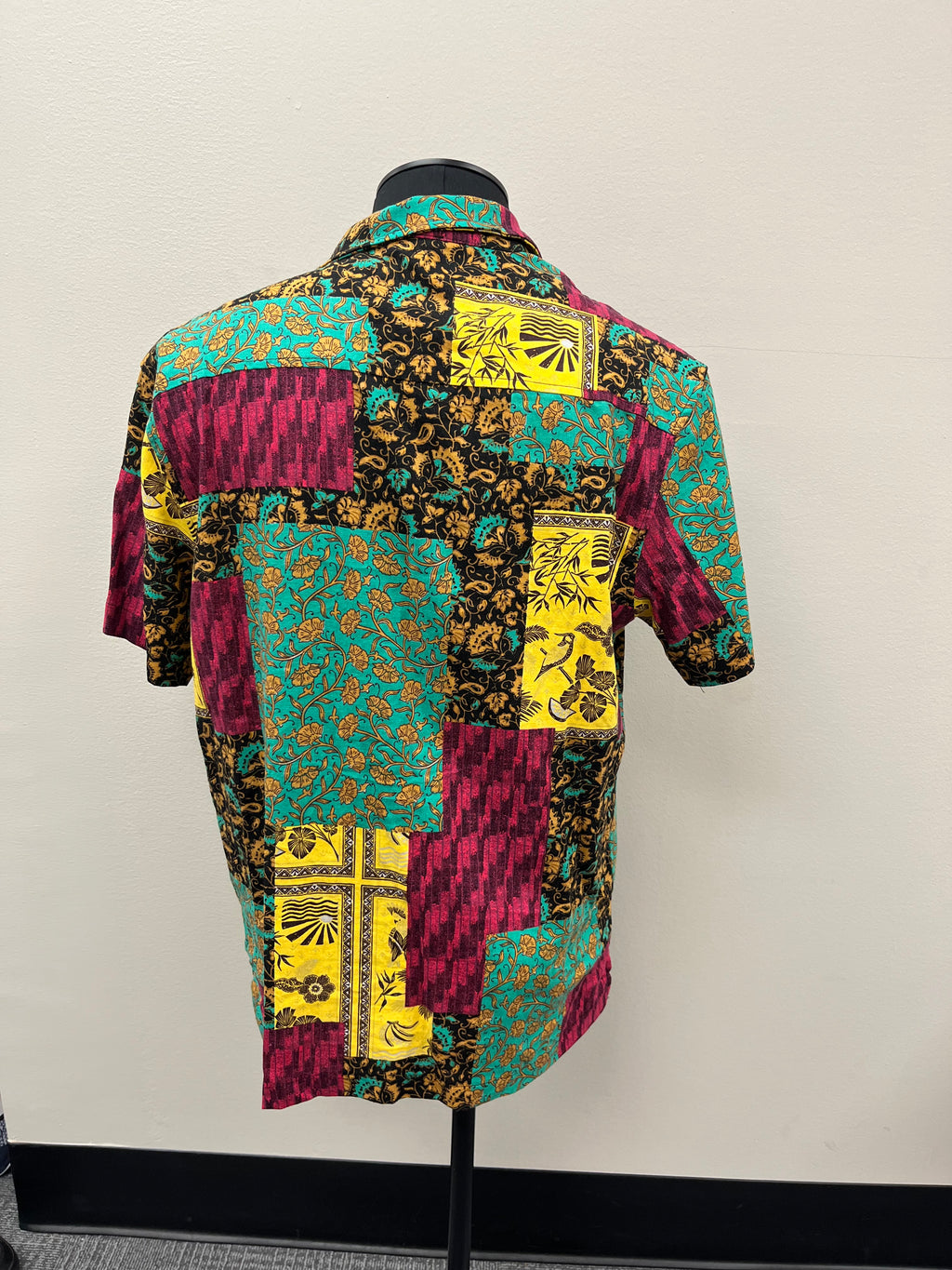 Used Men’s Colorful button up shirt