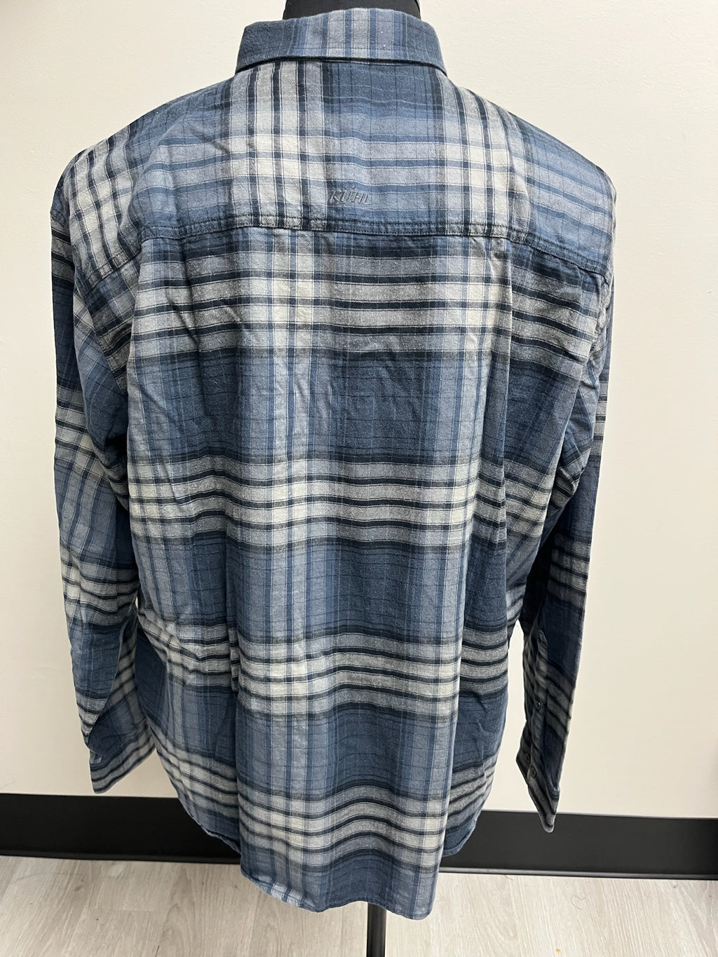 Used Men’s Blue Flannel Button Up Shirt