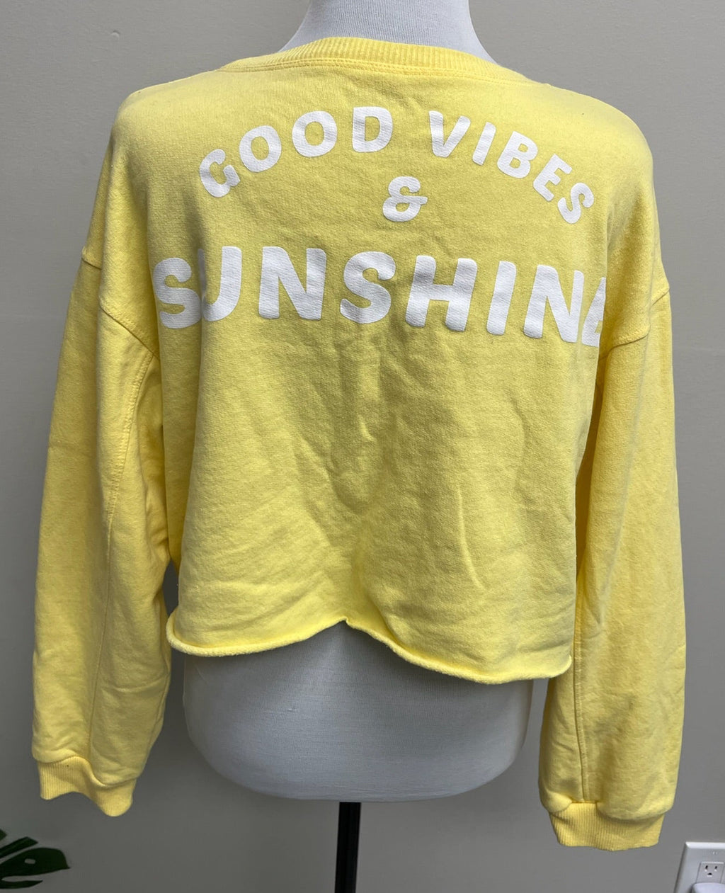 Used Women’s Long Sleeve Crop Top Sweater