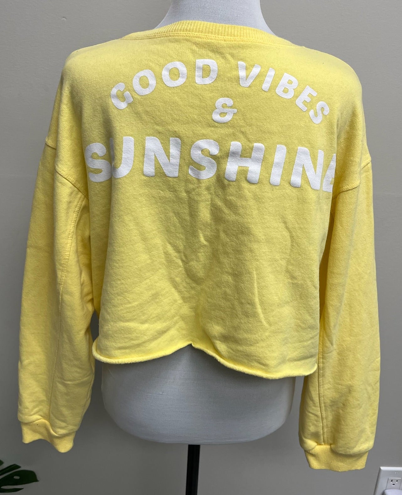 Used Women’s Long Sleeve Crop Top Sweater