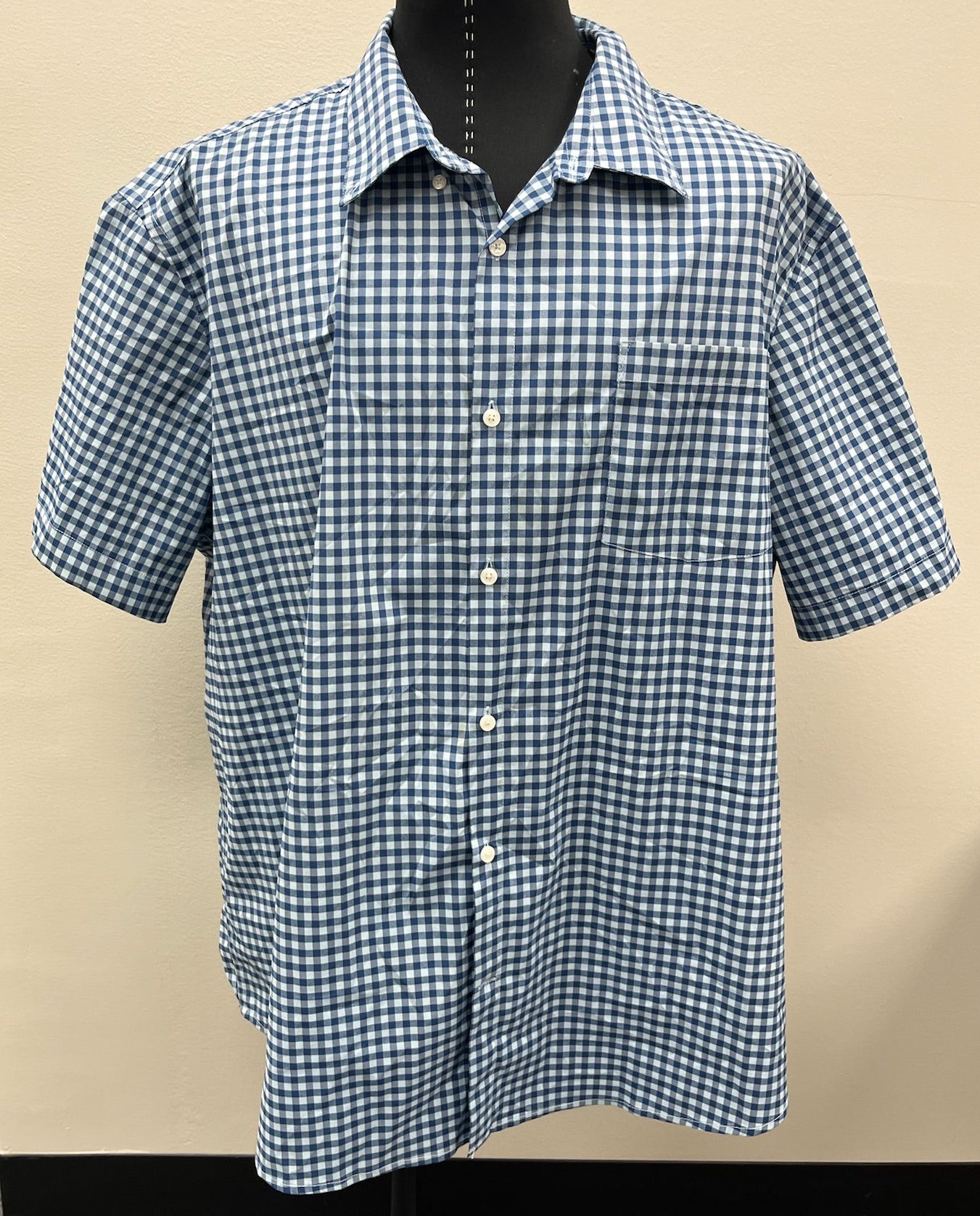 Used Men’s Blue Checkered Button Up Shirt