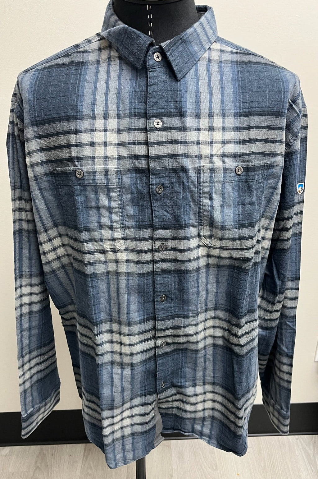 Used Men’s Blue Flannel Button Up Shirt