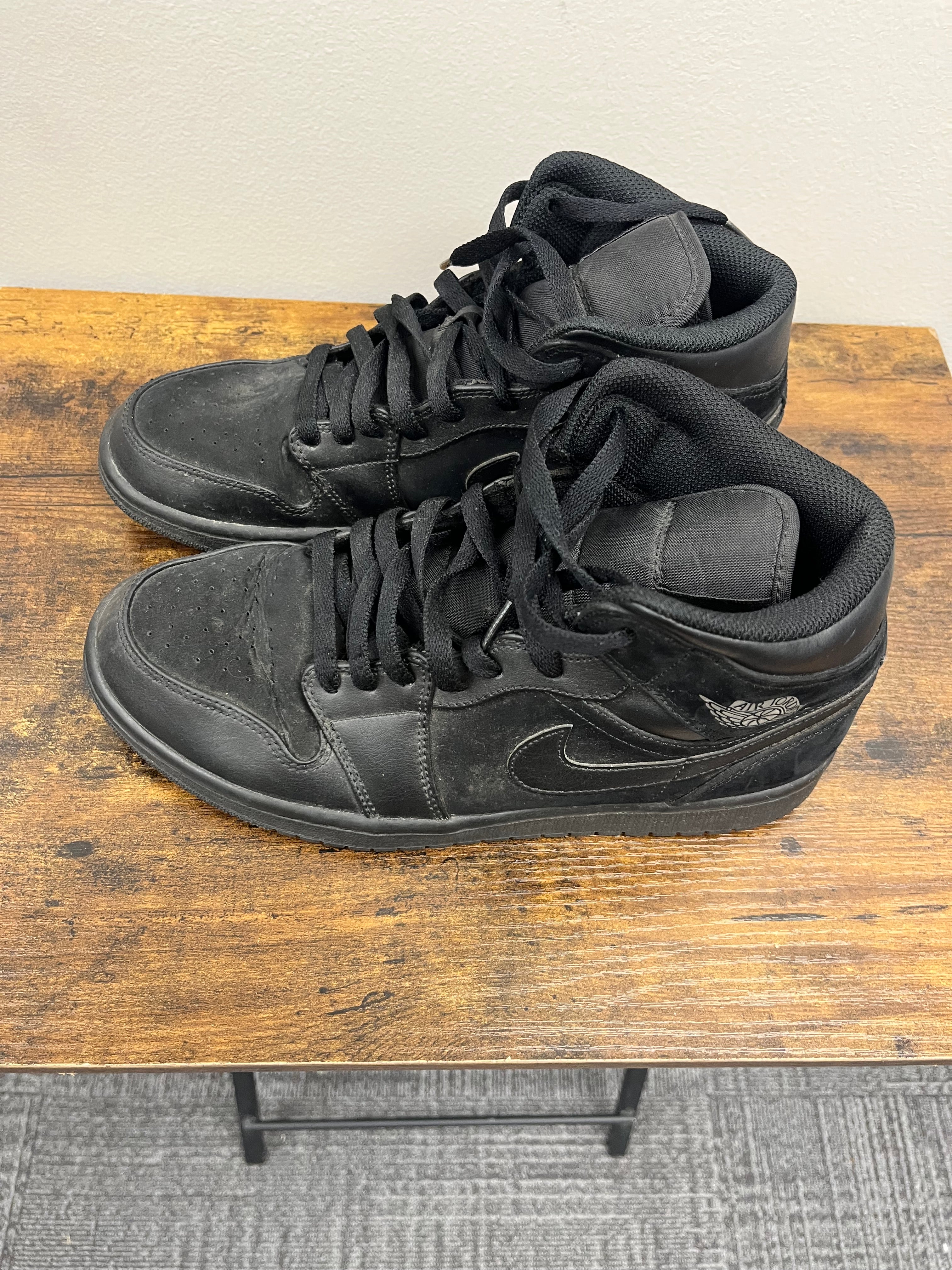 Used Men’s Black Sneakers