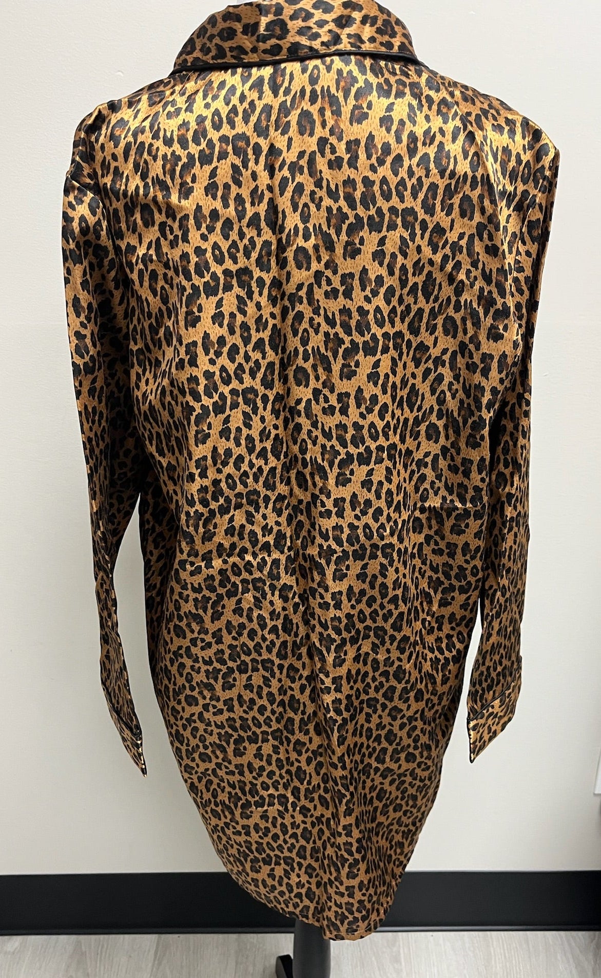 Used Women’s Leopard Sleep Top