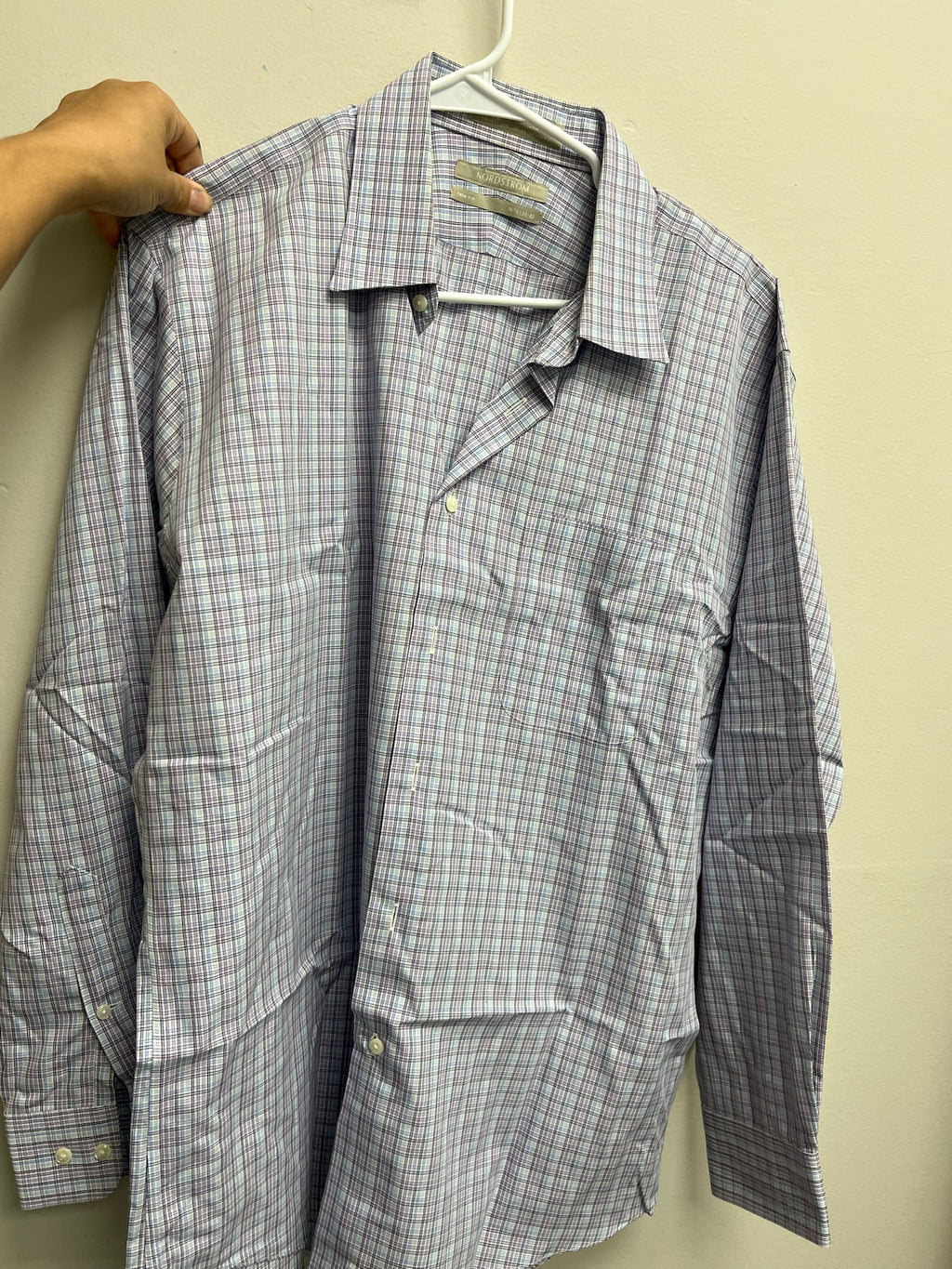 Used Men’s Checkered Long Sleeve Button Up Shirt