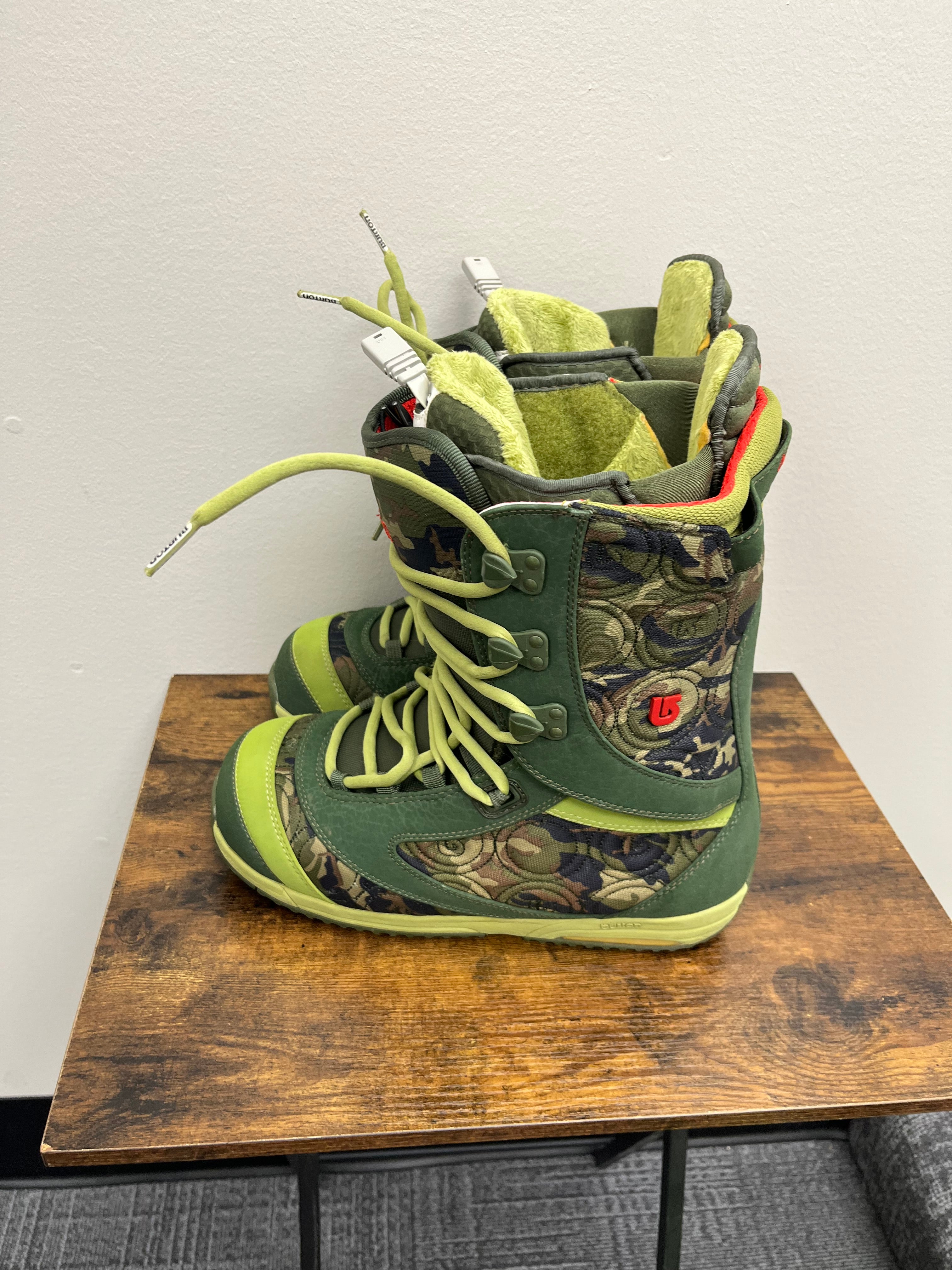 Used Women’s Green Snow boots