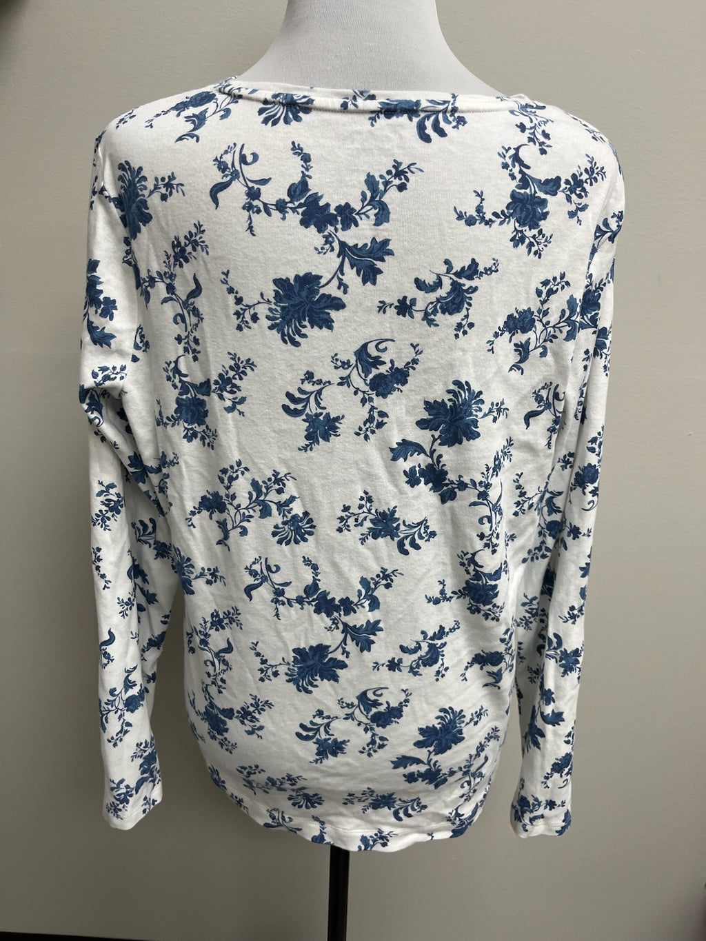Used Women’s Blue Floral Long Sleeve