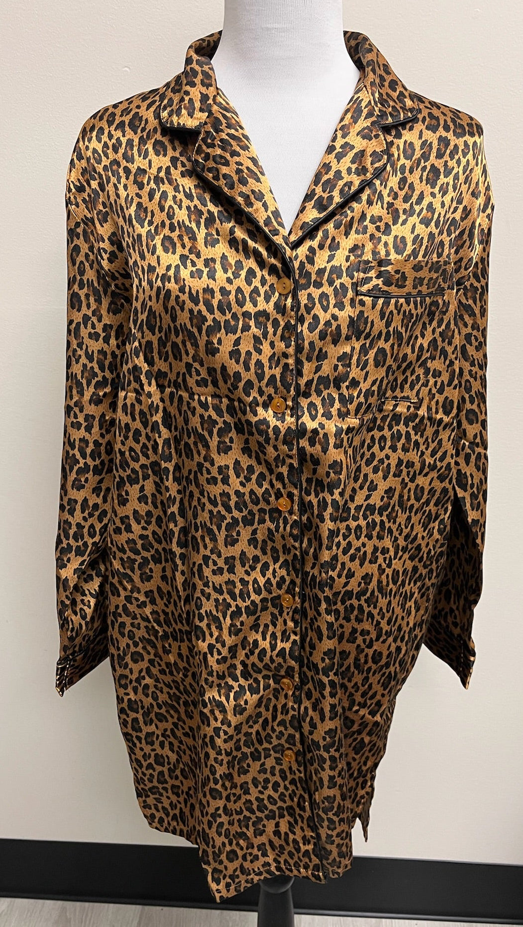 Used Women’s Leopard Sleep Top