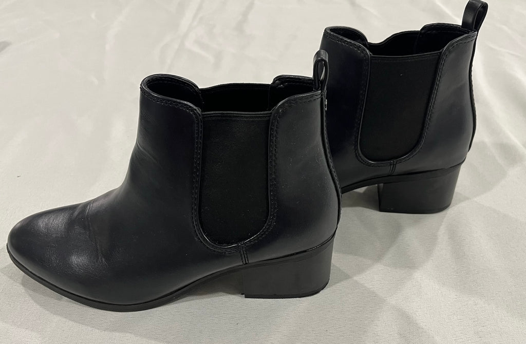 Women’s Black Boots image 2