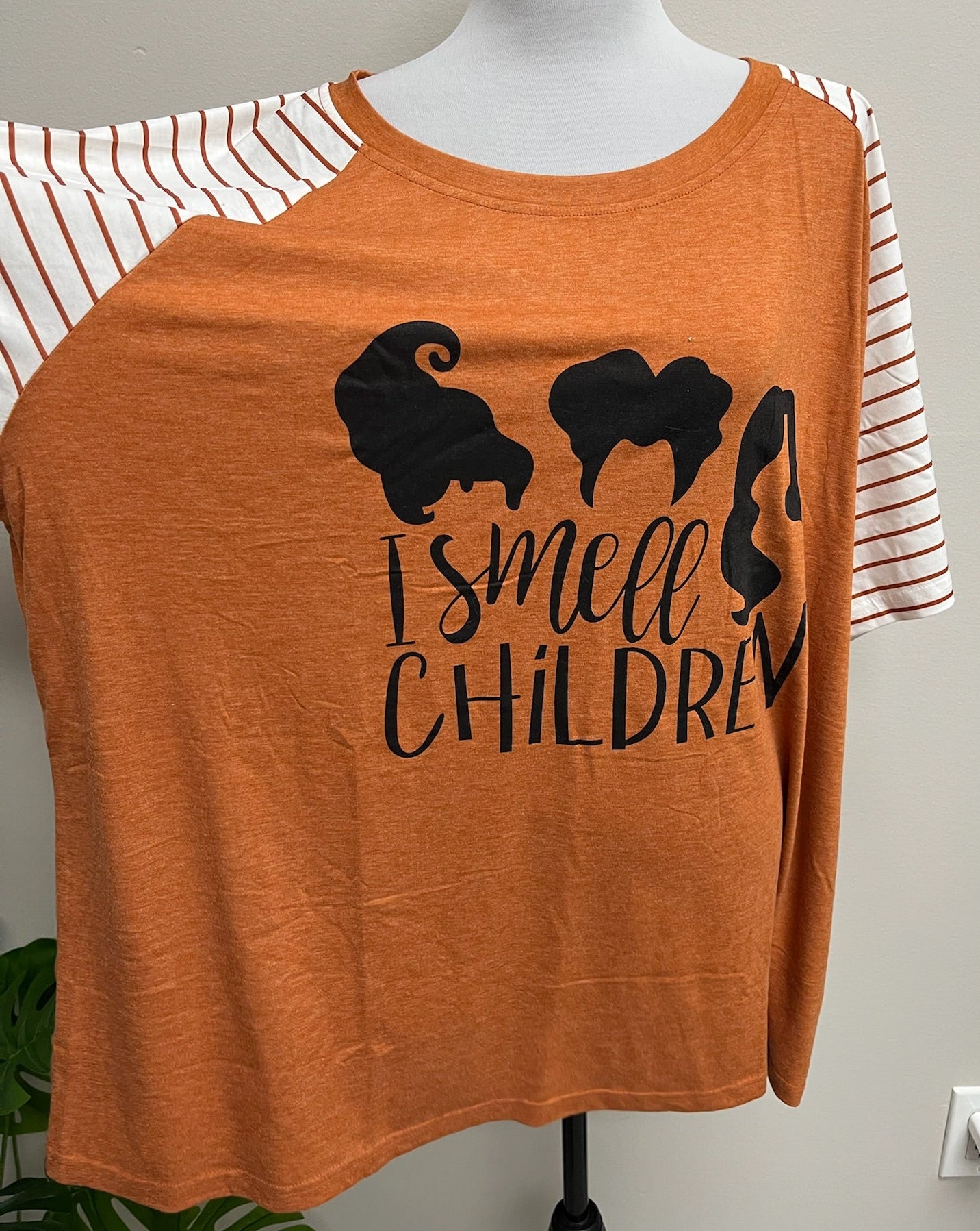 New Women’s Hocus Pocus I Smell Children Shirt