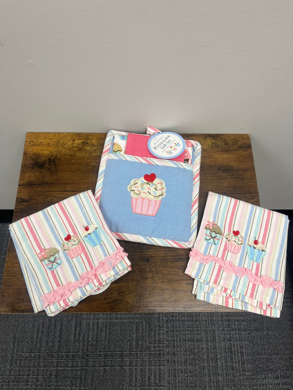 New 5 piece Cupcake Kitchen Set