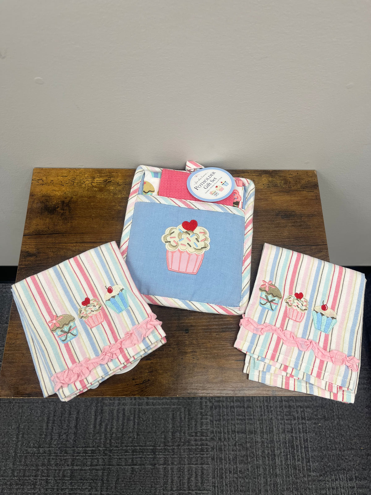 New 5 piece Cupcake Kitchen Set