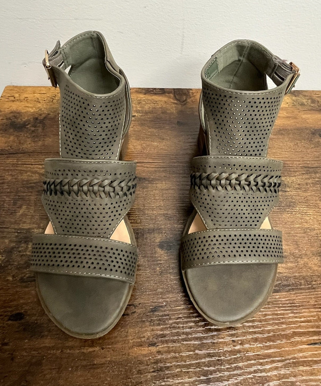 Used Women’s Green Heeled Sandals