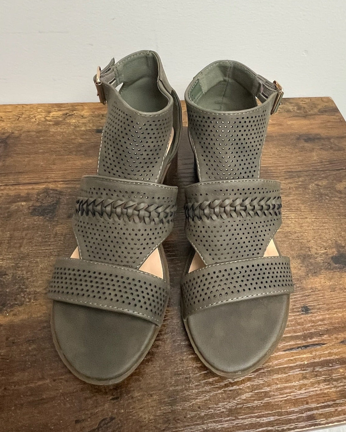 Used Women’s Green Heeled Sandals