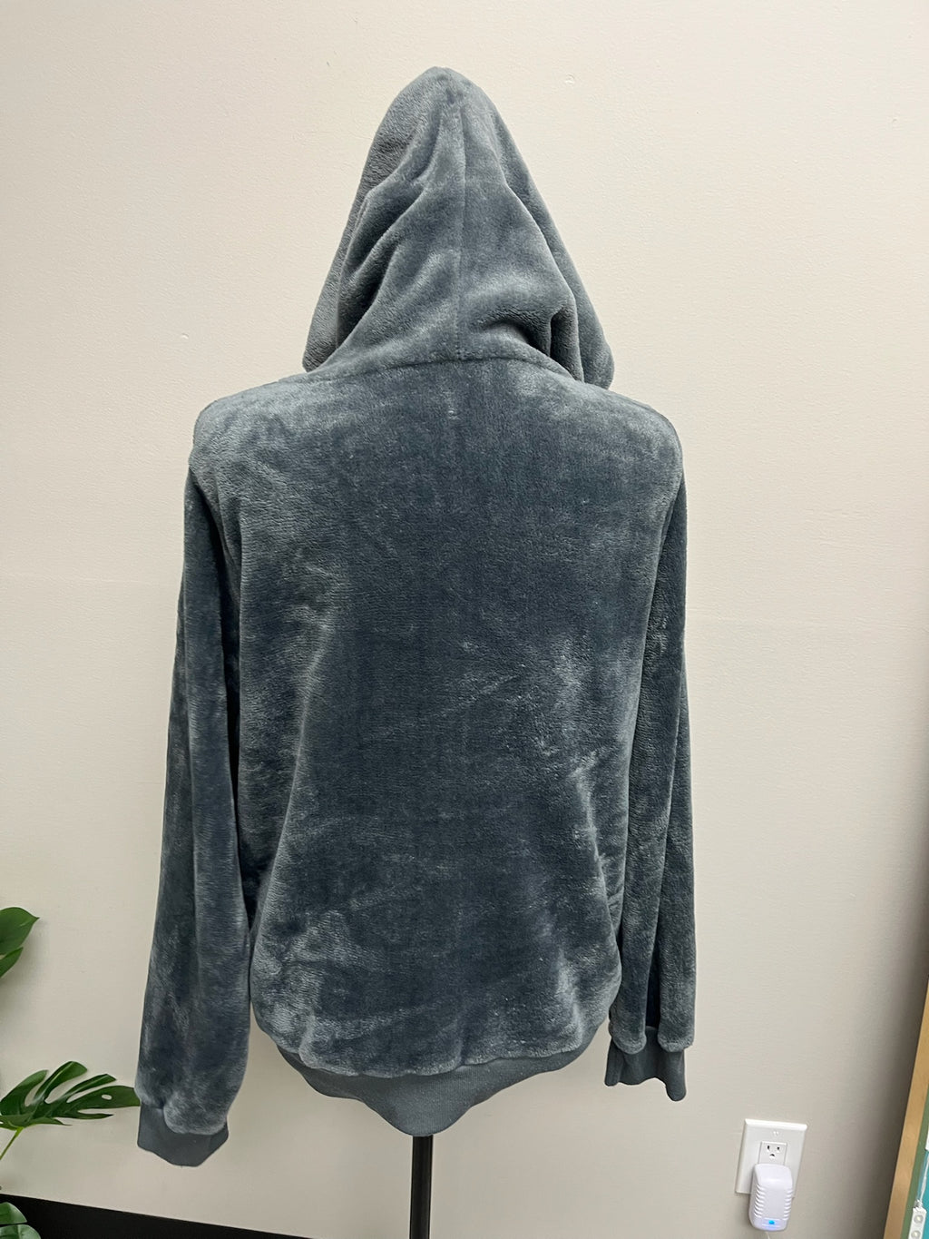 Used Women’s Fuzzy Zip Up Sweater