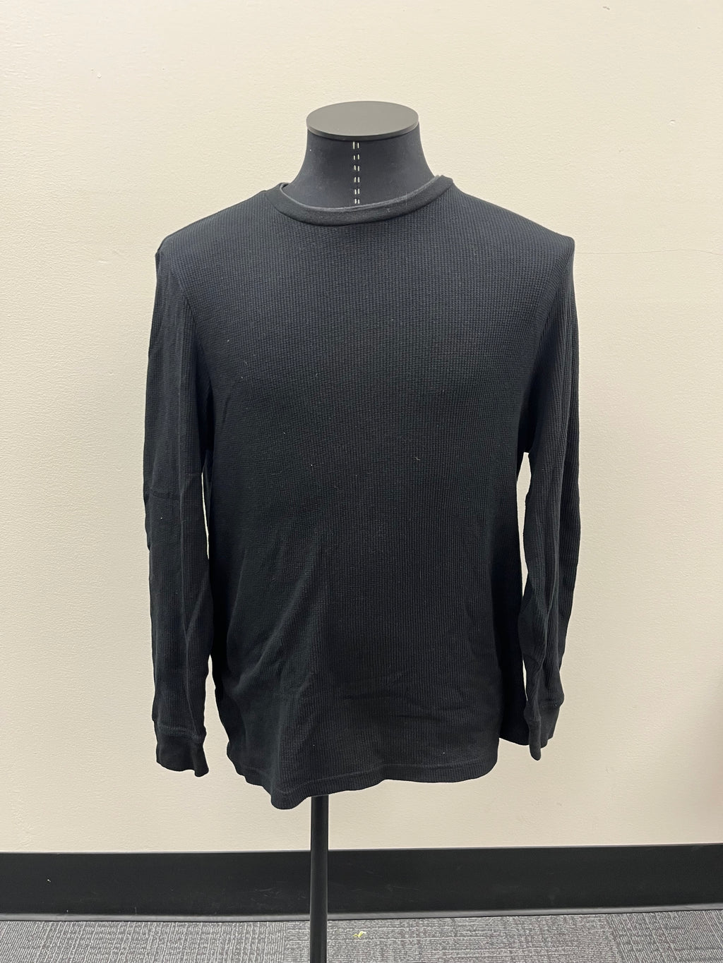 Used Men’s Black Thermal Top