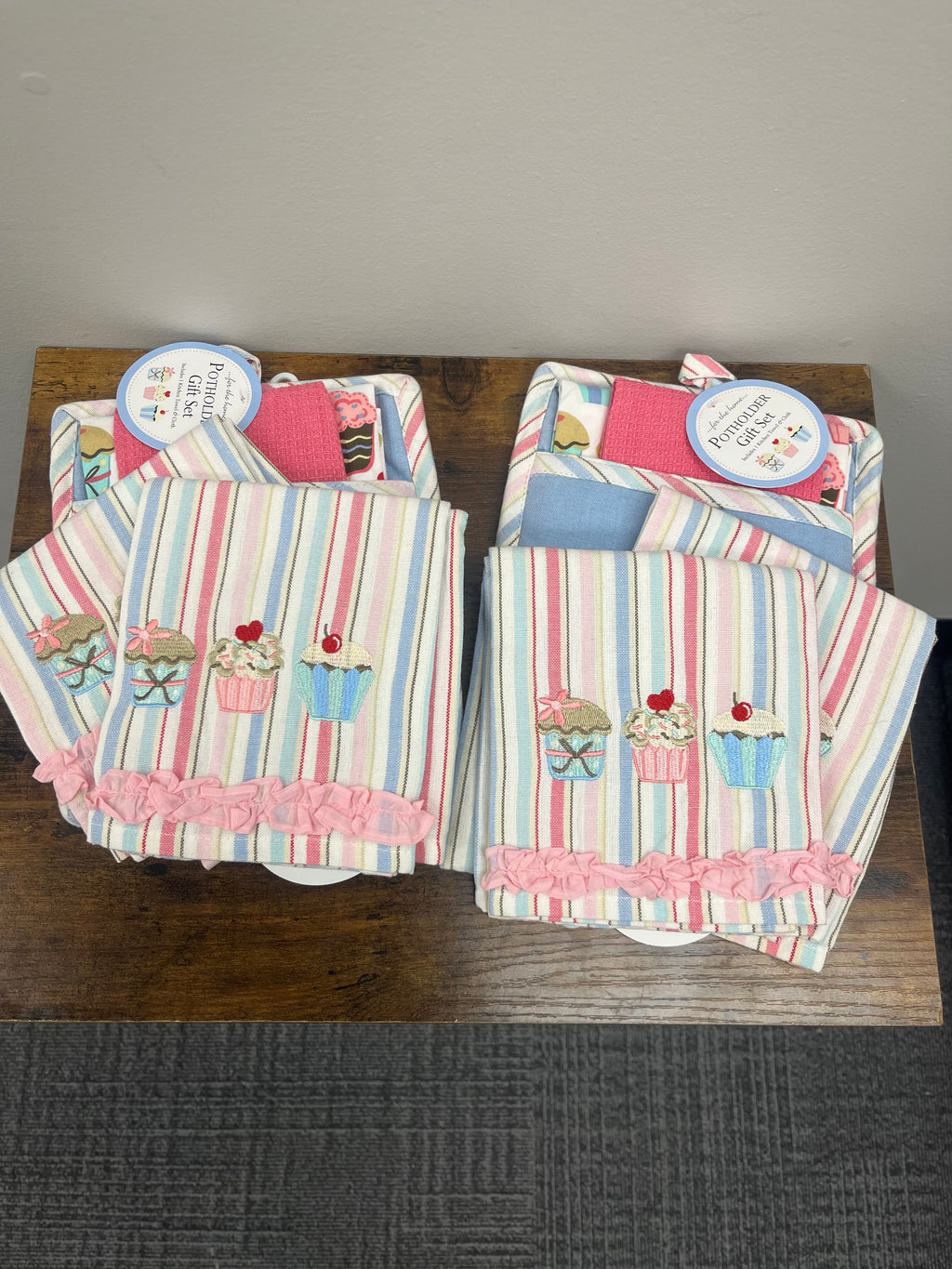 New 5 piece Cupcake Kitchen Set