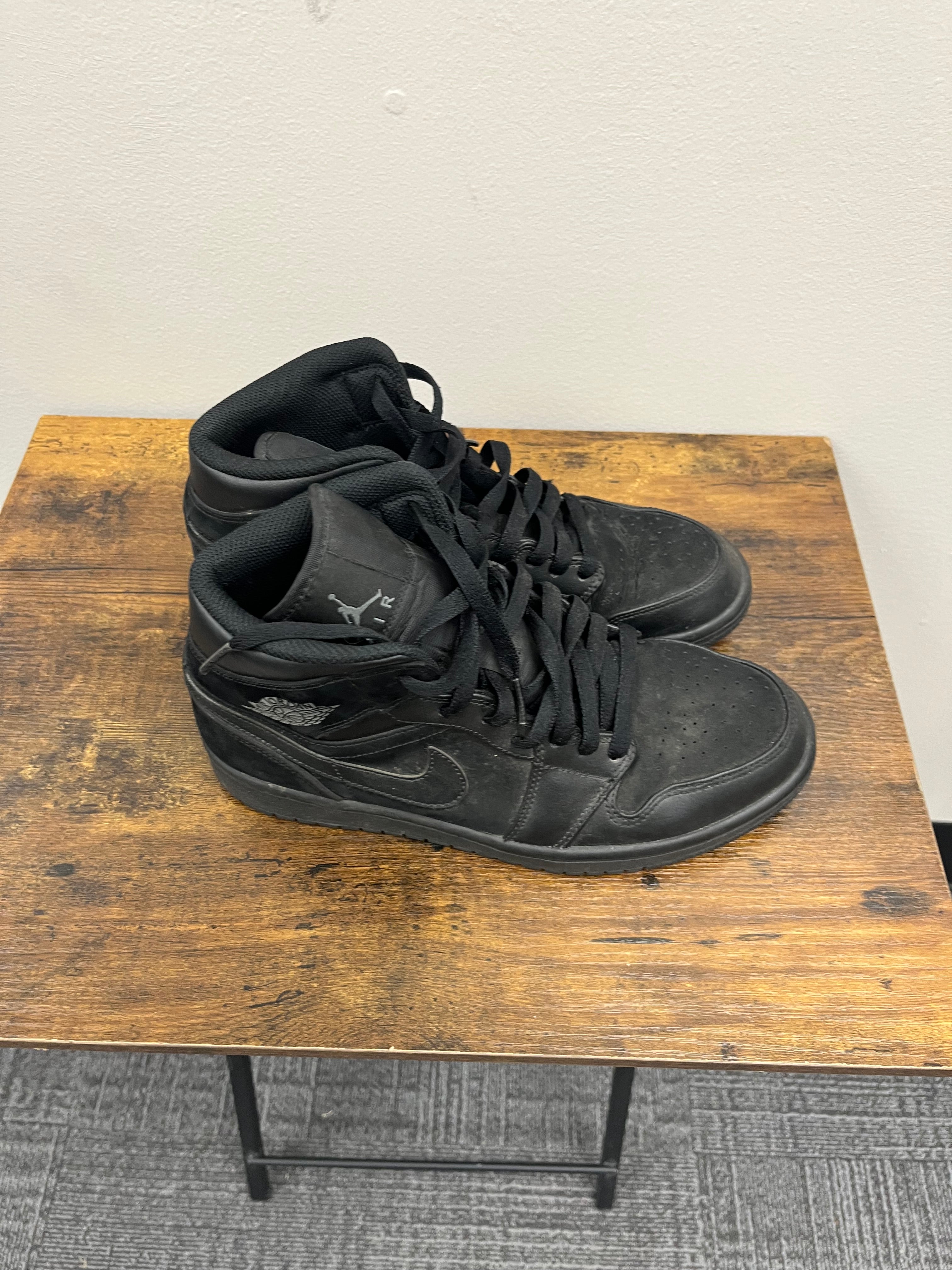 Used Men’s Black Sneakers