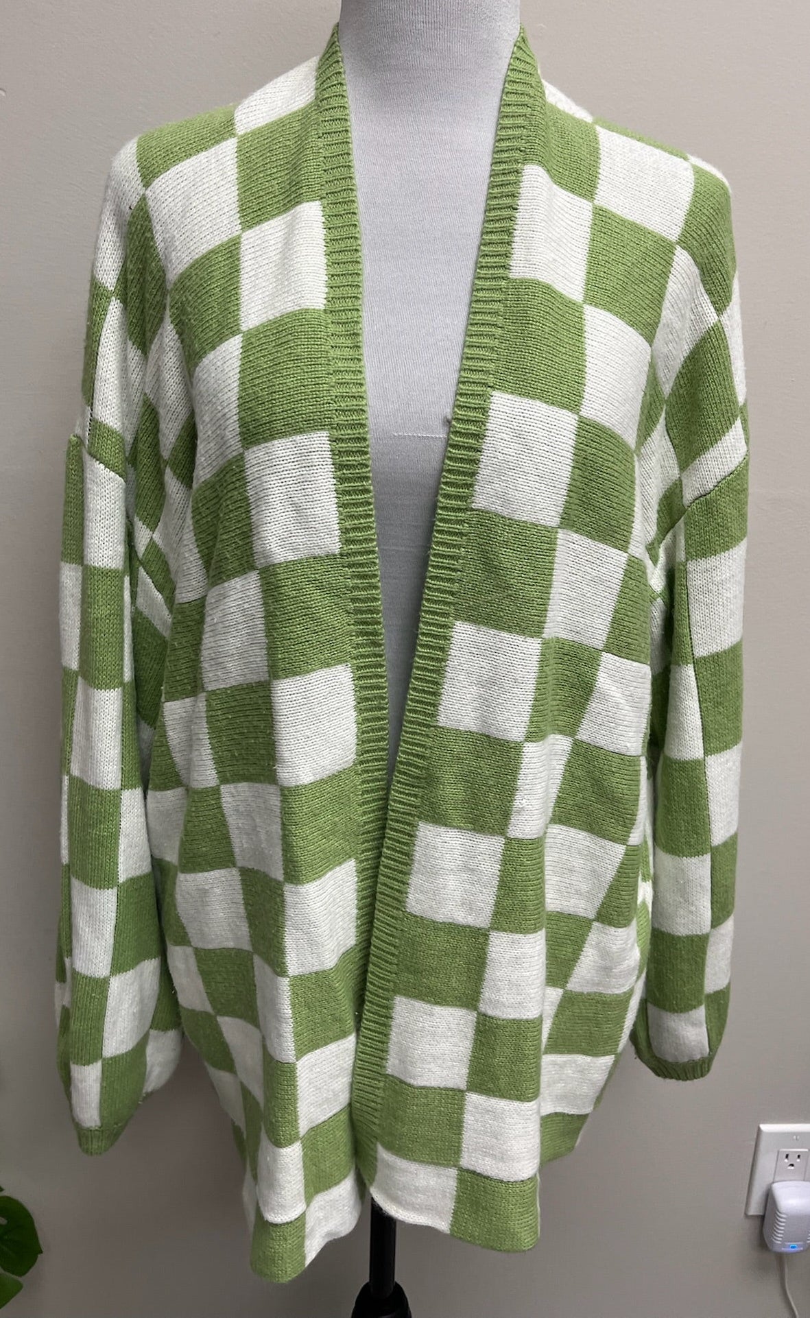 Used Women’s Green Checkered Knitted Cardigan