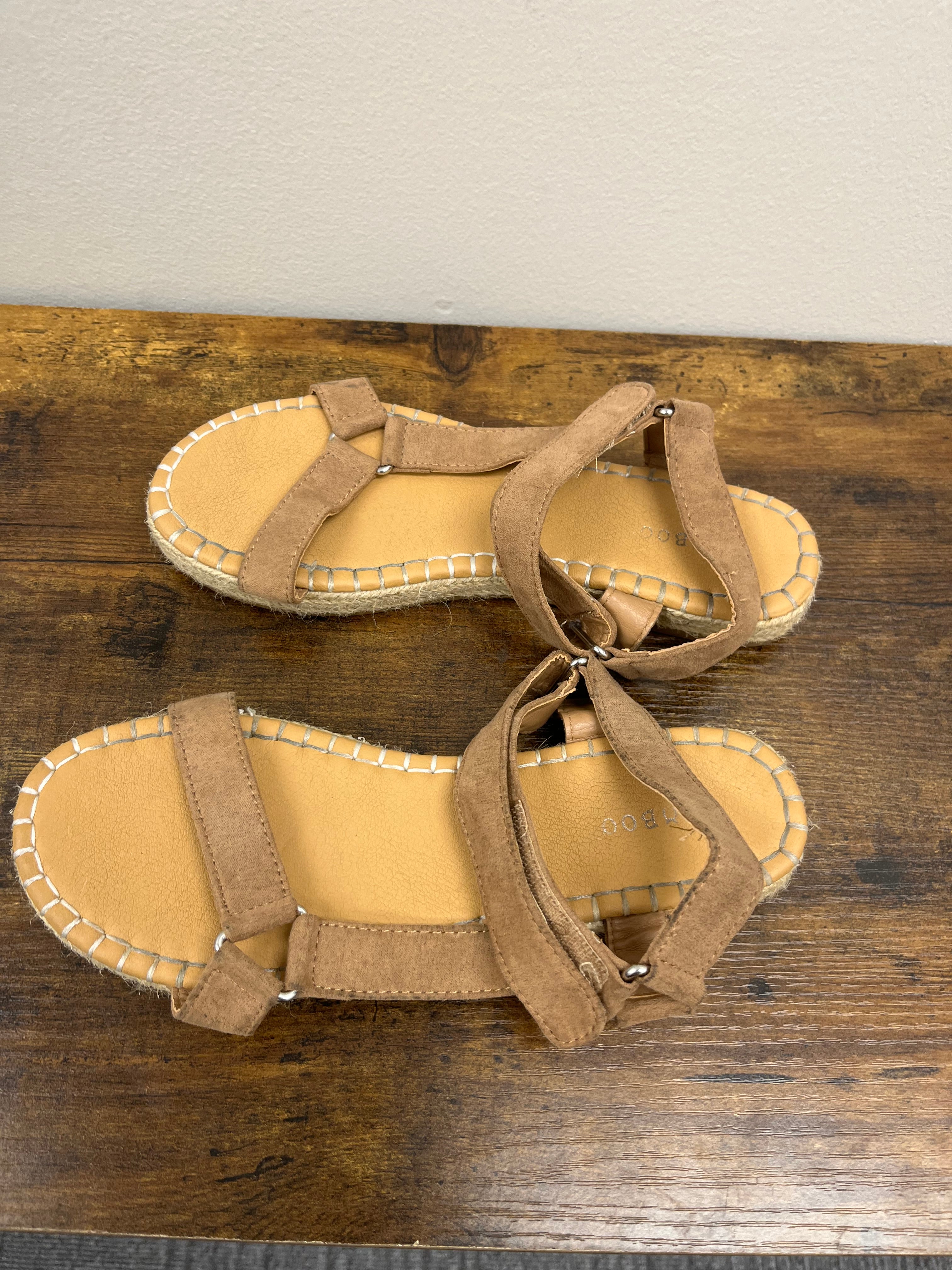 Used Women’s Tan Sandals