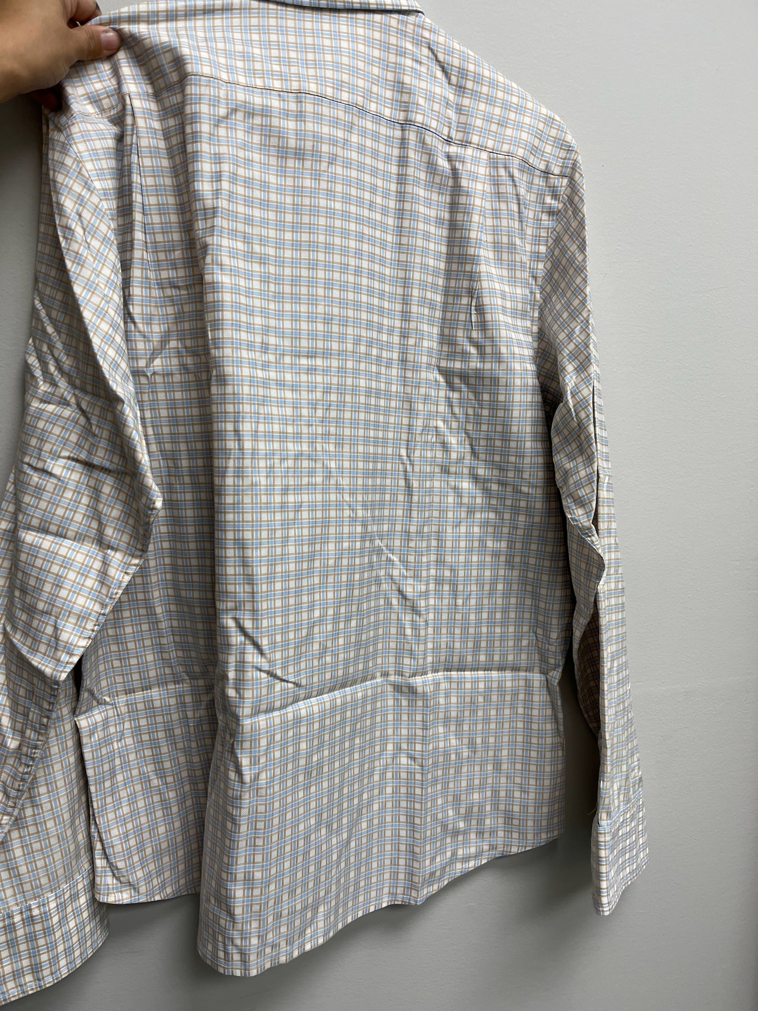 Used Men’s Checkered Long Sleeve Button Up Shirt