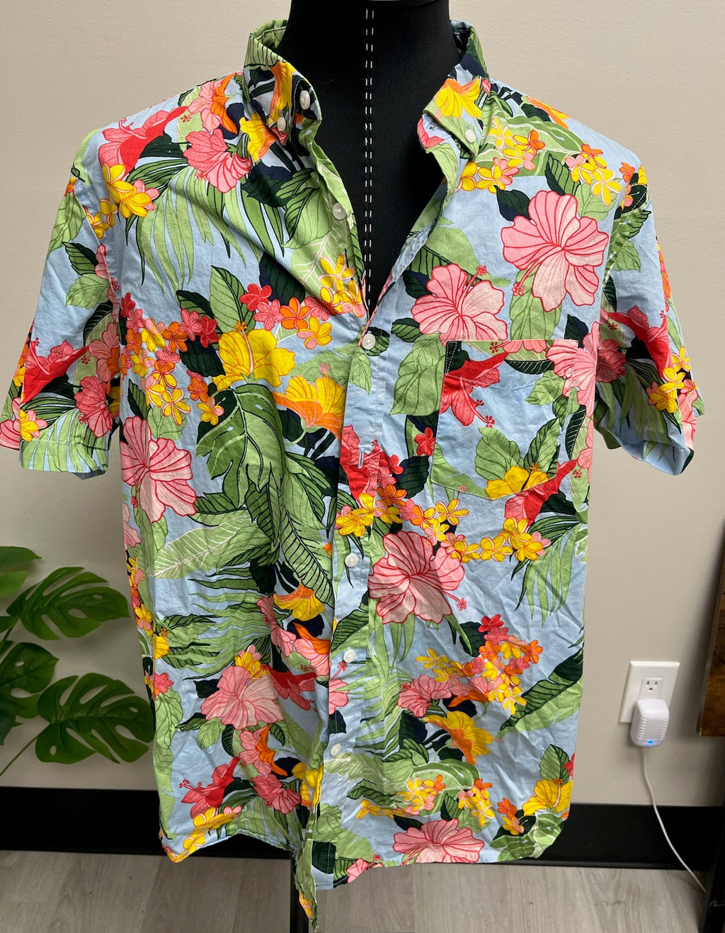 Used Men’s Floral Button Up Shirt