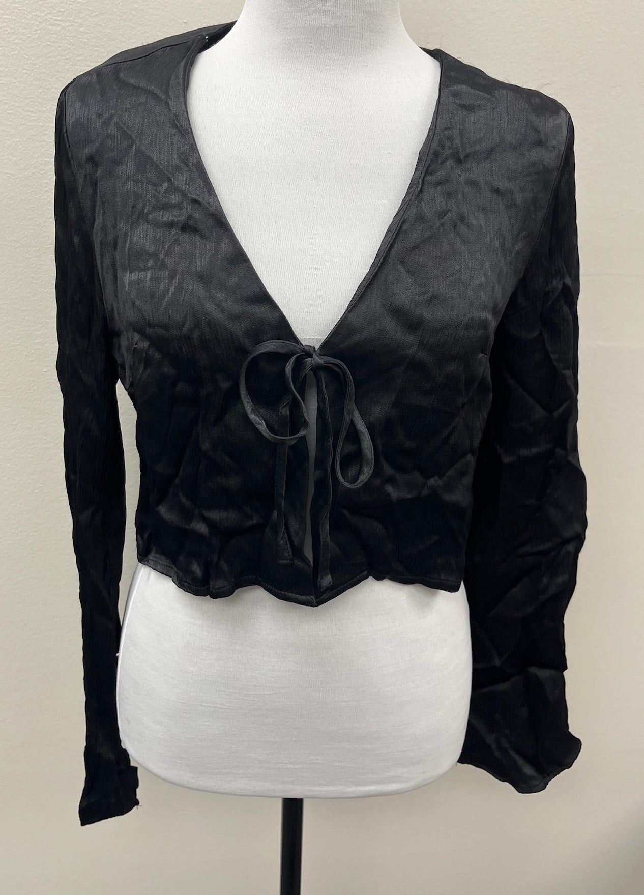 Used Women’s Black Tie Front Crop Top
