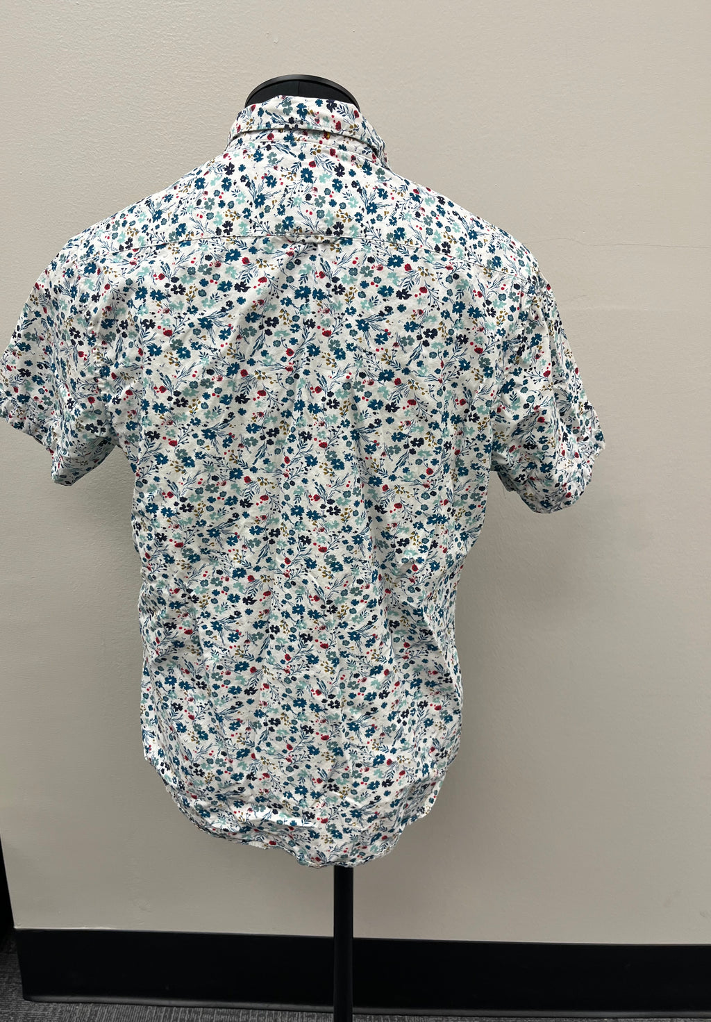 Used Men’s Floral Button up Shirt