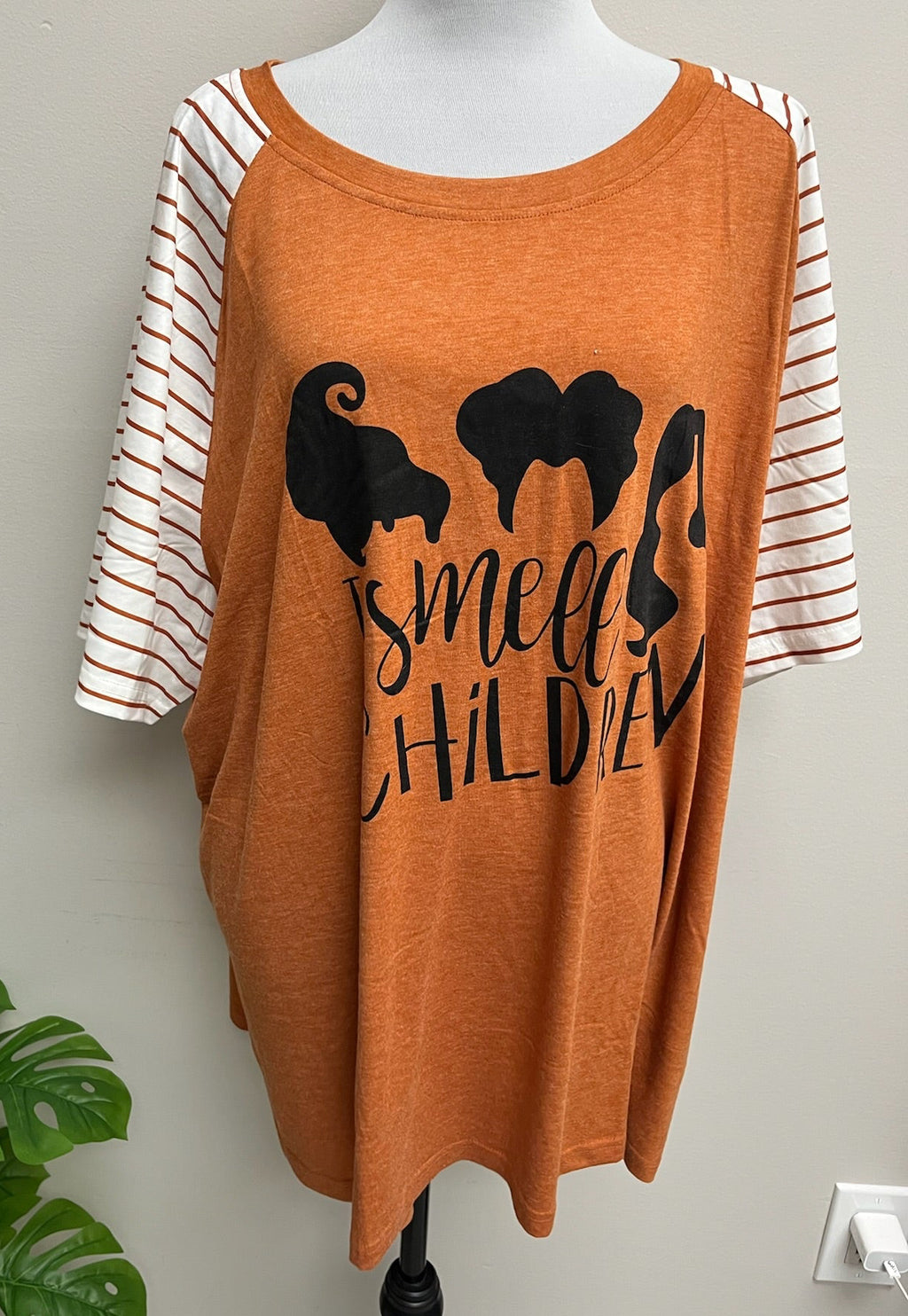 New Women’s Hocus Pocus I Smell Children Shirt