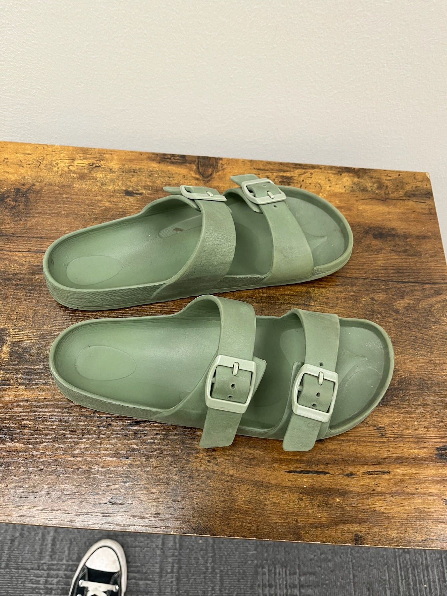 Used Women’s Green Sandals