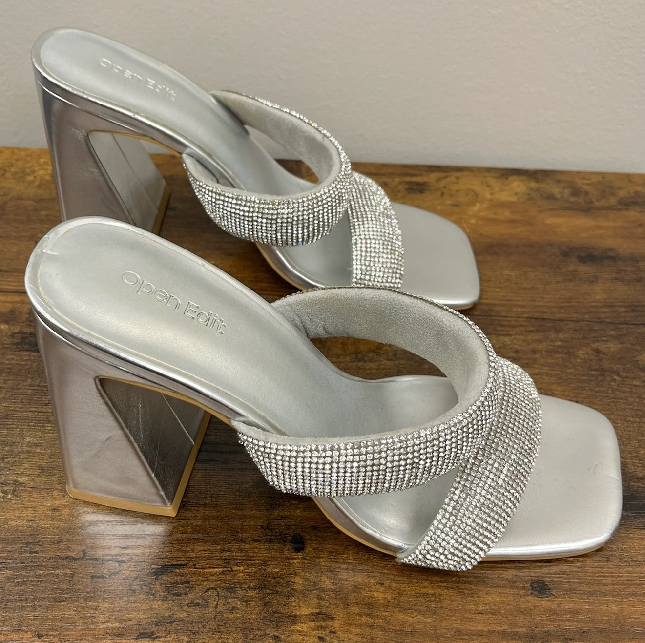Used Women’s Silver Heels