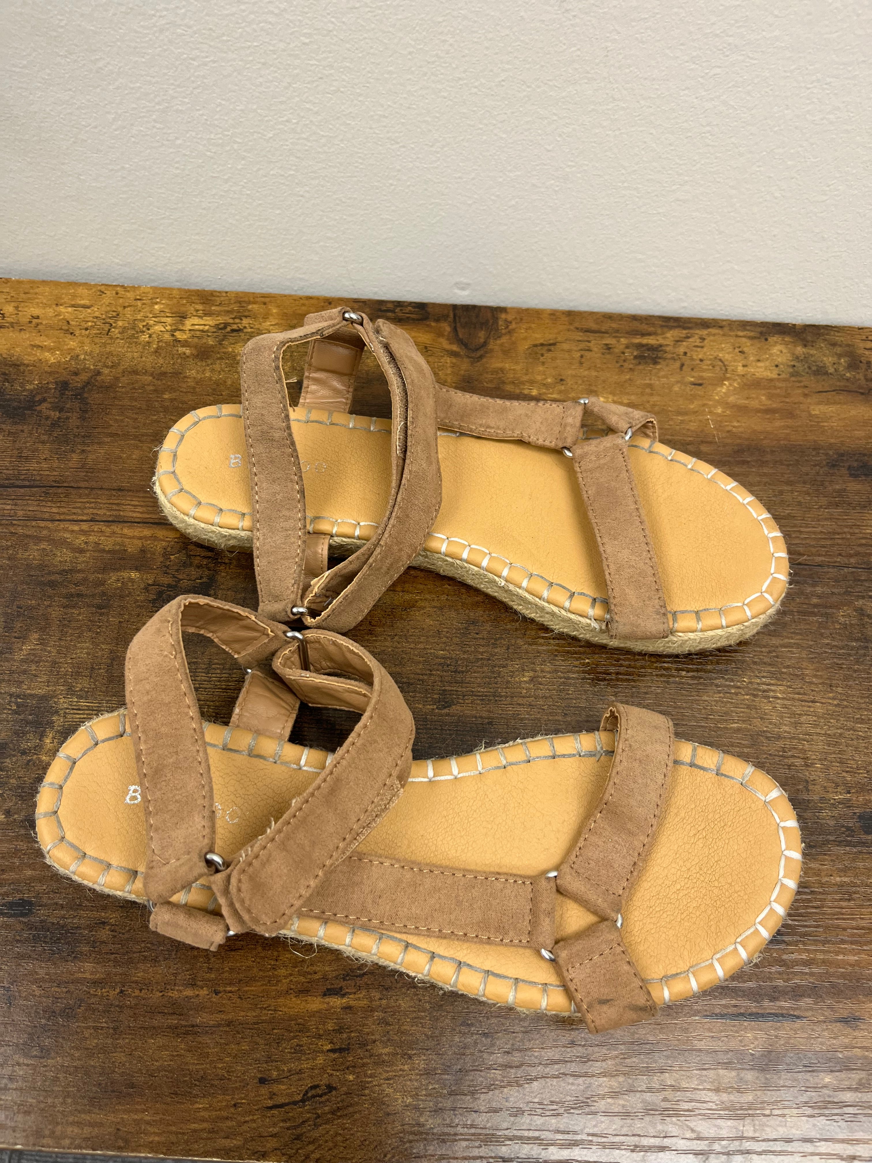 Used Women’s Tan Sandals